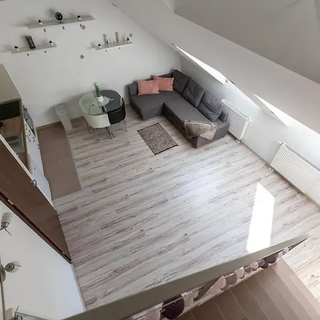 Apartment Prtr W/ Free Parking