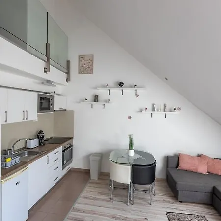 Prtr W/ Free Parking Apartment