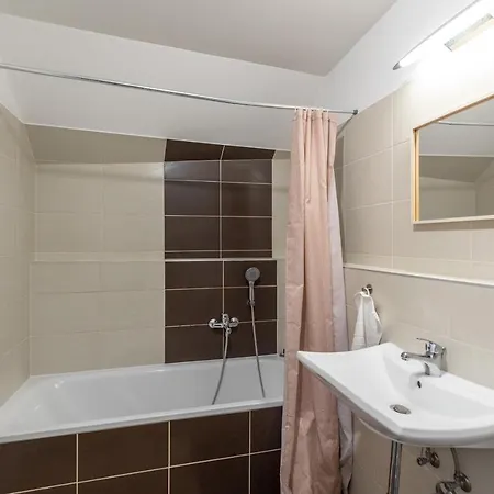 Apartment Prtr W/ Free Parking