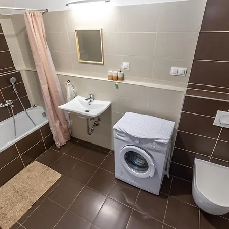 Prtr W/ Free Parking Apartment