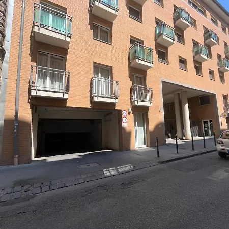 Prtr W/ Free Parking Apartment *