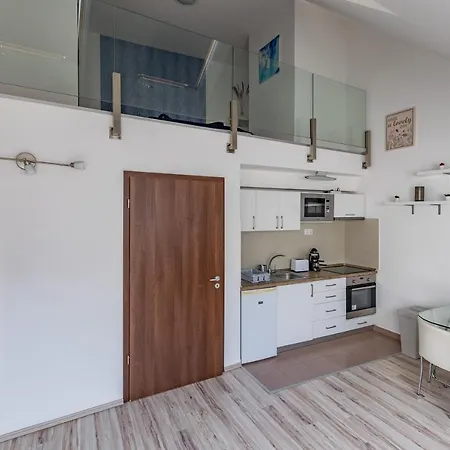 Prtr W/ Free Parking *