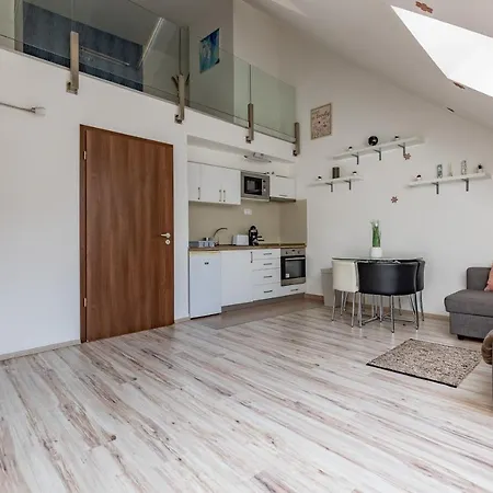 Prtr W/ Free Parking *